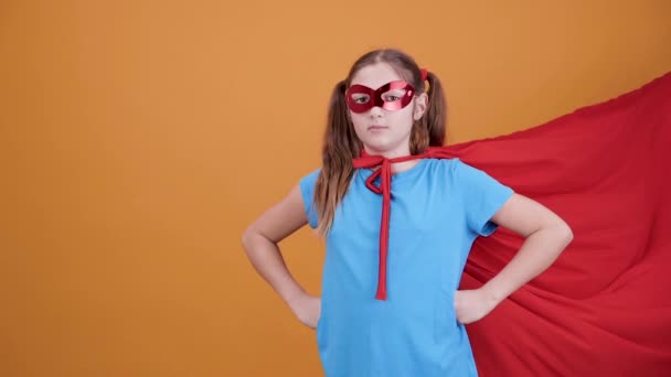 Selbstbewusstes junges Mädchen verkleidet als Superheld — Stockvideo