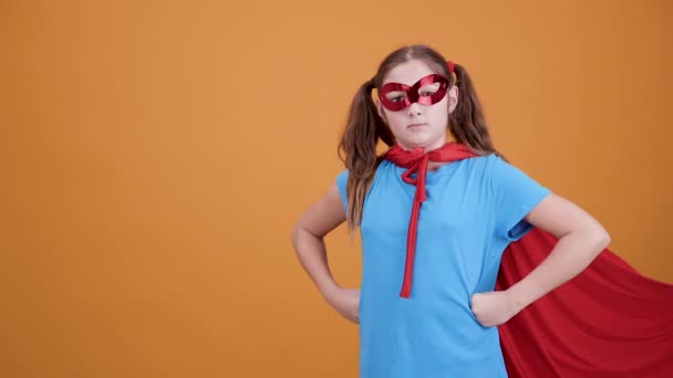 Jong meisje superhero stijgt haar hand naar de hemel opstijgen voorbereiden — Stockvideo