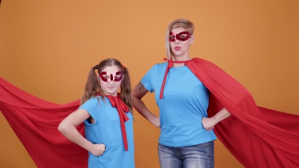 Семья веселится, одетая в красный плащ и маску — стоковое видео