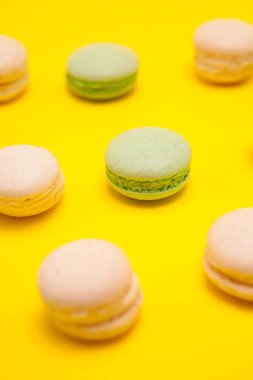 Küçük yeşil çay macaroons ve vanilya macaroons