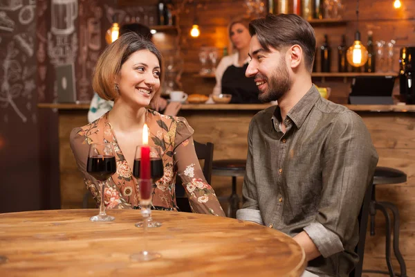 Schöner bärtiger Mann lacht mit seiner Freundin bei ihrem romantischen Date — Stockfoto