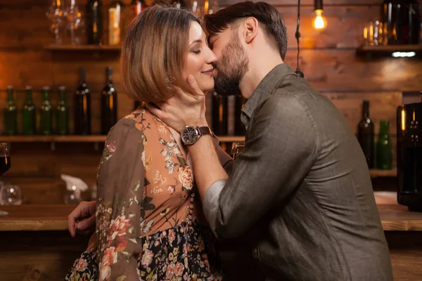 Giovane uomo baciare il suo fidanzato in una notte in un pub vintage — Foto Stock