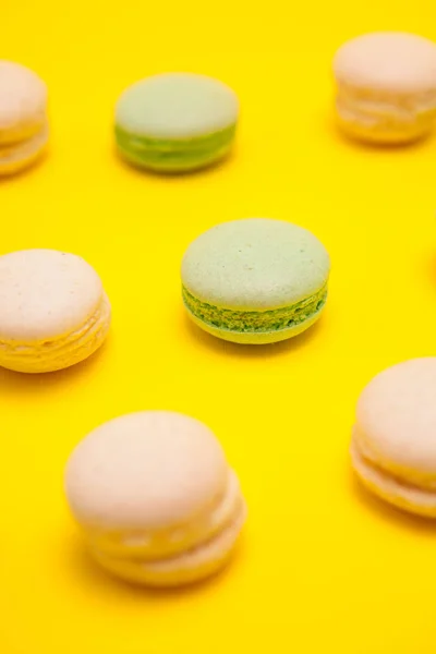 Beetje groene thee, bitterkoekjes en vanille bitterkoekjes — Stockfoto