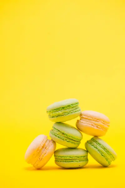Heerlijke Frans macaroon biscuit op gele achtergrond — Stockfoto