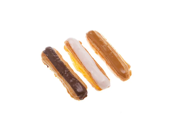 Вкусный шоколадный эклер на белом фоне — стоковое фото