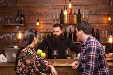 Çift sayaç bir cafe bar barmen konuşuyor.