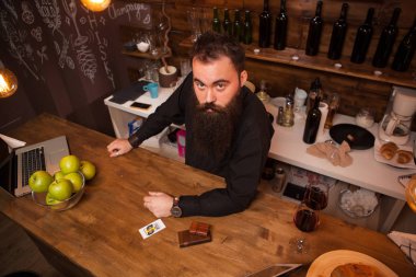 Kasanın arkasındaki yakışıklı barmen Üstten Görünüm.