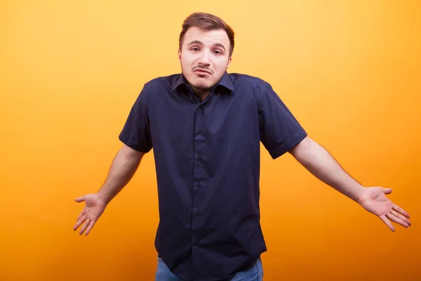 Verwirrter junger Mann hebt die Schultern — Stockfoto