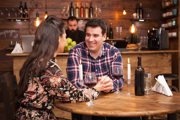 Casal beber vinho tinto e compartilhar um belo momento em um pub hipster . — Fotografia de Stock