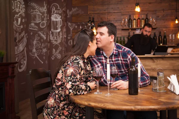 Casal feliz bebendo vinho ao ter data no restaurante . — Fotografia de Stock