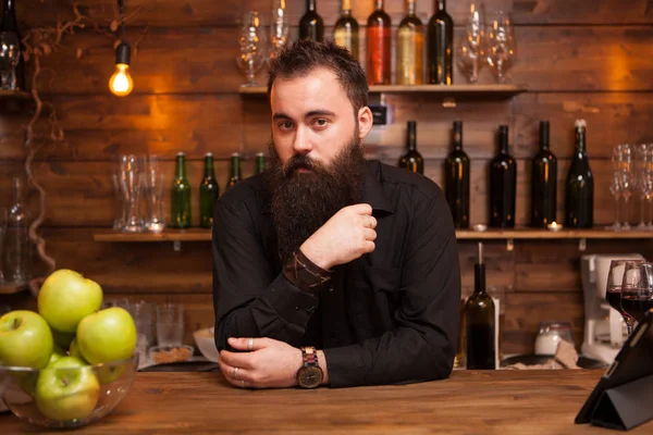 Bardaki bir gömlek şık sakallı barmen counter arka plan. — Stok fotoğraf