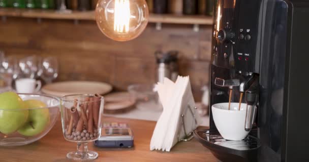 Kaffebryggare i en bar förbereder en kopp god gammal svart espresso — Stockvideo