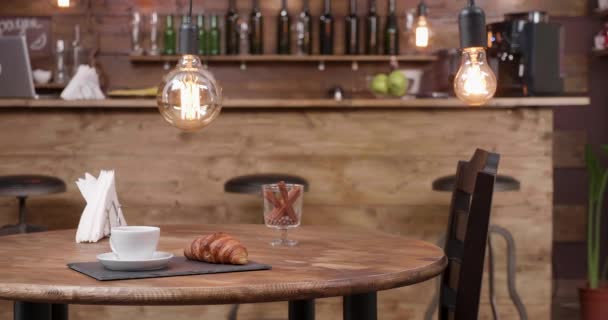 Faites glisser la photo de droite à gauche d'une table de café avec une tasse de café dessus — Video