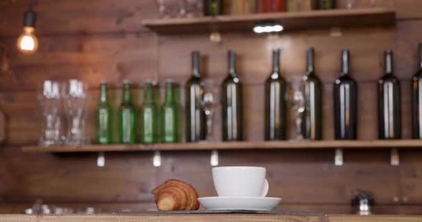 Parallax skott av en kaffe kopp placeras på en bar counter — Stockvideo