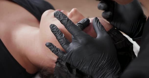 Esteticista trabalhando duro para remover a tatuagem antiga da pele da sobrancelha — Vídeo de Stock