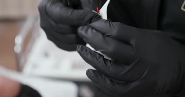 Preparação da caneta micro agulha utilizada para remoção permanente da maquilhagem — Vídeo de Stock