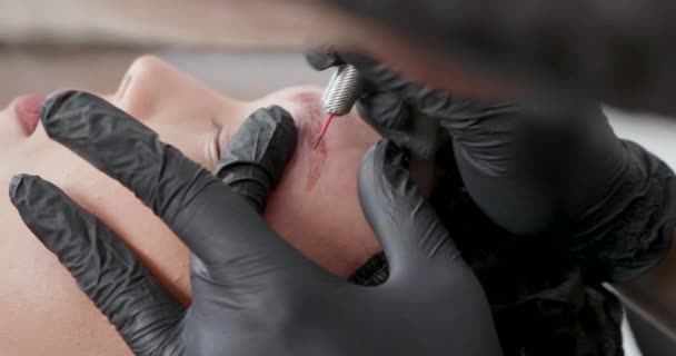 Toma de cerca de mano de un retiro de tatuaje durante una sesión beuty — Vídeos de Stock
