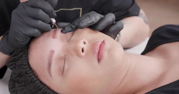 Une belle fille lors de l'enlèvement de ses sourcils tatouage — Video