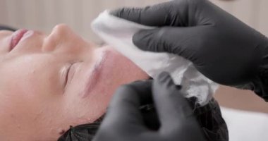 Deriden çıkardı mürekkep artıklarını çıkarın temiz bir beyaz bez kullanarak