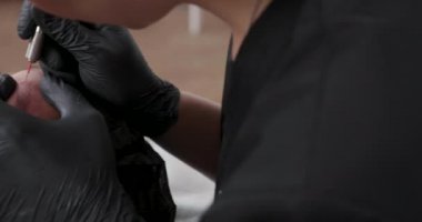 Sağdan sola bir yordamda güzellik salonunda atış slayt