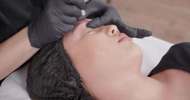 Tirando a tinta da tatuagem da sobrancelha — Vídeo de Stock