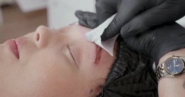 Deriden mürekkep kaldırmak için bir beyaz temiz pamuklu bez kullanarak çıkardı