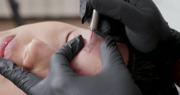 Closeup of a young, beautiful female face during a beauty session — Stock Video