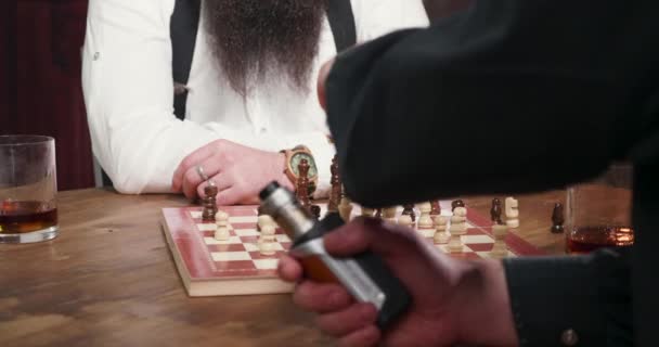 Homens mãos movendo figuras de xadrez e fumar pesadamente — Vídeo de Stock