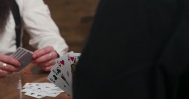 Bir pub kart oyunu, iki erkek elleri