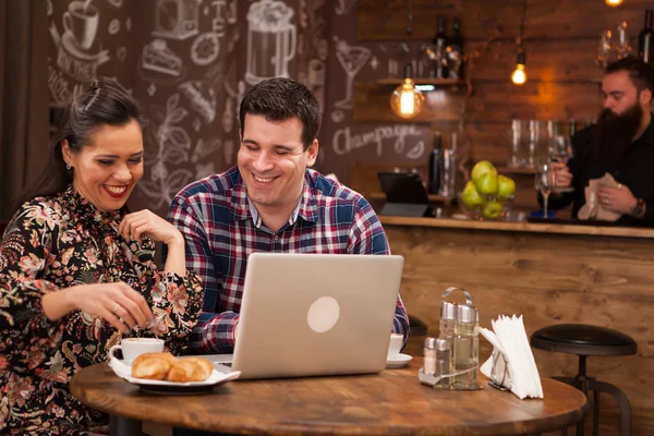 Attraktives Paar bei einem Geschäftstreffen im Restaurant, das die Arbeitszeiten während der Mittagspause missachtet. — Stockfoto