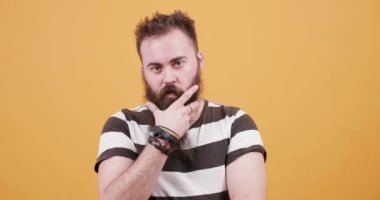 Sakalını düzenlenmesi ve kameraya bakarak genç yakışıklı bir adam portresi