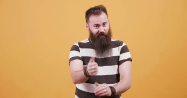 Takdir ve onay işaretleri gösterilen büyük sakallı yakışıklı adam