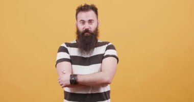 Neşeli ve yüksek sesle gülerek adam olumlu genç sakallı