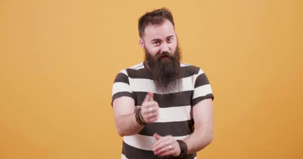 Hombre guapo con barba grande mostrando signos de agradecimiento y aprobación — Vídeos de Stock