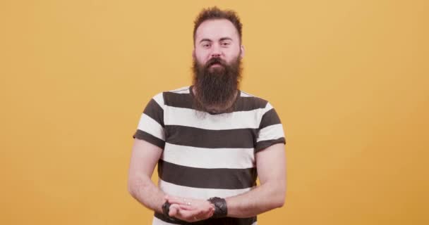 Hipster con la barba grande ascoltare un battito, ballare lentamente e ridere — Video Stock