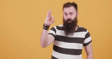 Herşey yolunda gösterilen genç yakışıklı adam