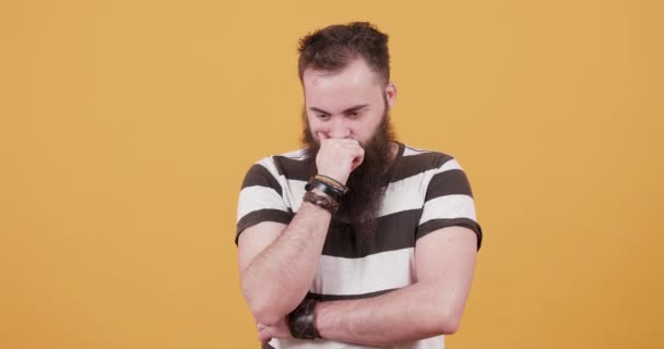 Hombre barbudo emocionado pensando y tratando de encontrar una solución — Vídeos de Stock