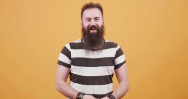Sakallı adam mutlu, muzaffer ve kendinden emin olma