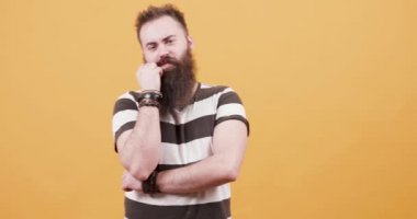 Sakallı genç yakışıklı adam baştan, yumruğunu ısırıkları