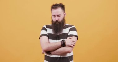 Huzursuzluk belirtileri gösteren bir rahatsız genç portresi