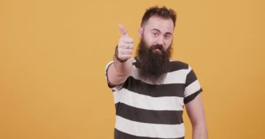 Sakallı adam içinde onay işareti parmağını yukarı dönük