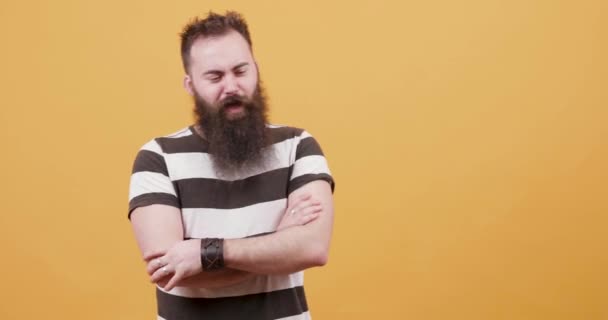 Shy bearded man wobbling and being unsure and uncertain — Stock Video