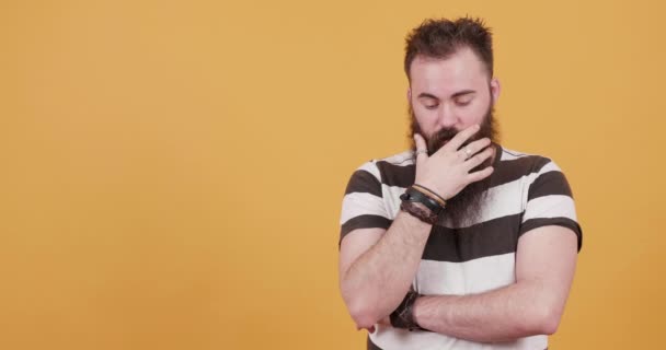 Bearded young hipster thinking of an ingenious idea and the bulb lights up — Stock Video