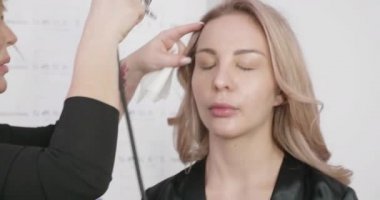 Güzellik Salonu usta bir airbrush makyaj makine ile çalışma