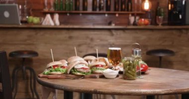 Burger sosu ve bira ile güzel bir kompozisyon doğru kayar