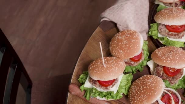 Vista desde la parte superior en el control deslizante de un plato con hamburguesas y otra comida rápida — Vídeos de Stock