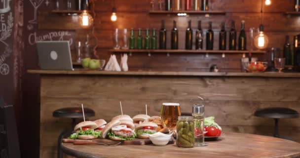 Hambúrgueres caseiros frescos estão prontos em uma mesa de restaurante em frente ao bar — Vídeo de Stock