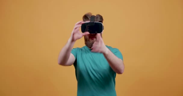 Joven con barba grande en un set de realidad virtual usando sus manos — Vídeos de Stock