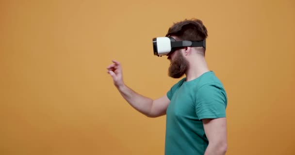 Hombre con una realidad virtual establecer el edificio o el diseño de nuevas ideas — Vídeos de Stock