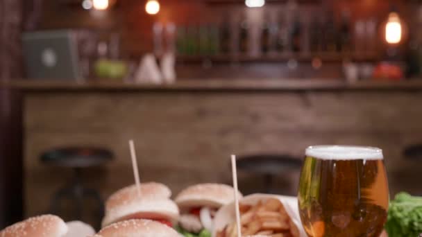 Foto reveladora de muchas hamburguesas en una mesa de madera — Vídeos de Stock